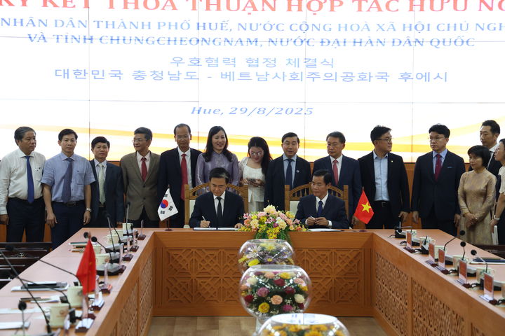 [홍성=뉴시스]김태흠 충남지사가 29일 베트남 후에시 청사에서 응우옌 반 푸엉 인민위원장과 MOU를 체결하고 있다. (사진=충남도 제공) 2025. 08. 30 photo@newsis.com *재판매 및 DB 금지