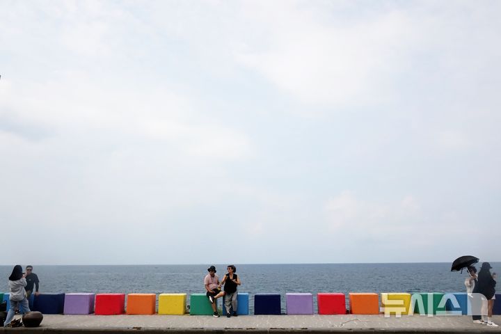 [제주=뉴시스] 양영전 기자 = 구름 많은 날씨를 보인 30일 오후 제주시 도두동 무지개해안도로를 찾은 관광객들이 즐거운 시간을 보내고 있다. 2025.08.30. 0jeoni@newsis.com