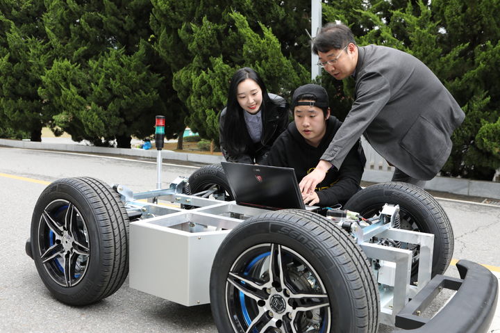 [천안=뉴시스]자동차 관련 소프트웨어 성능을 시험하고 있는 상명대학교 학생.(사진=상명대학교 제공)2025.08.31. photo@newsis.com *재판매 및 DB 금지