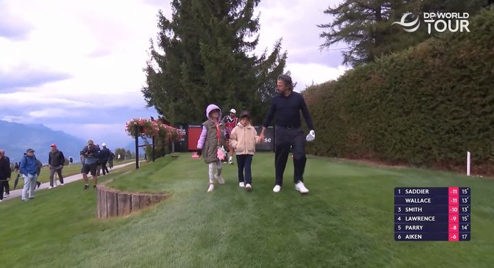 [서울=뉴시스] DP 월드투어 오메가 유러피언 마스터스 둘째 날 마지막 티샷 이후 아이들과 함께 이동하는 마이크 로렌조 베라. (사진=DP 월드투어 SNS 캡처) 2025.08.30. photo@newsis.com *재판매 및 DB 금지