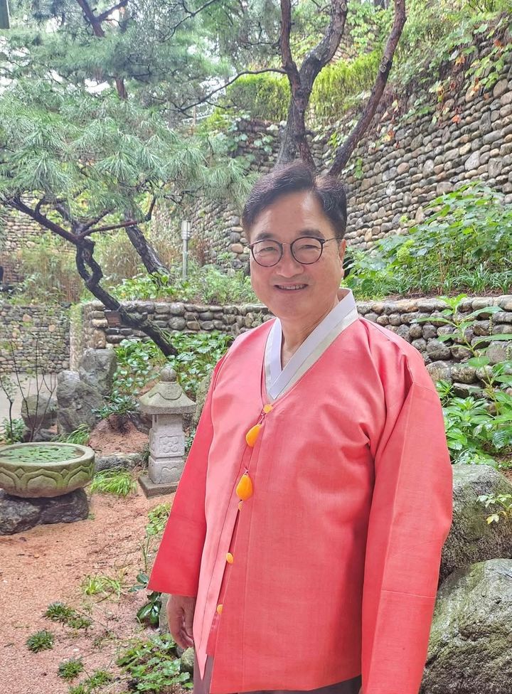 [서울=뉴시스]우원식 국회의장이 한복을 입고 있는 모습. (사진=페이스북 캡처) 2025.08.30 photo@newsis.com *재판매 및 DB 금지