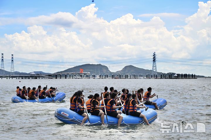 [시흥=뉴시스] 고무보트 체험에 나선 시민들. (사진=시흥시 제공).2025.08.30. photo@newsis.com *재판매 및 DB 금지