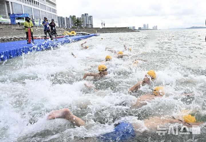 [시흥=뉴시스] 철인3종 종목 중 수영에 도전하고 있는 선수들. (사진=시흥시 제공).