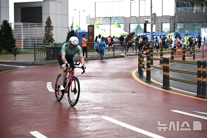 [시흥=뉴시스] 철인3종 자전거 경기에 열정을 쏟는 선수. (사진=시흥시 제공). 2025.08.30. photo@newsis.com *재판매 및 DB 금지