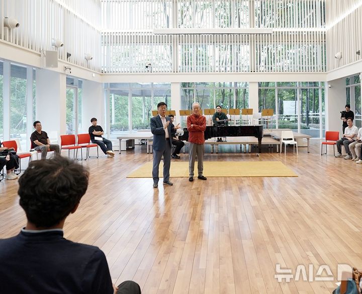 [성남=뉴시스] 신상진 성남시장이 성남물빛정원 뮤직홀에서 열린 공사관계자 초청 ‘감사 콘서트’에서 인사말을 하고 있다 (사진=성남시 제공) 2025.08.30.photo@newsis.com