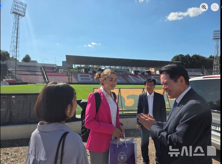 [안양=뉴시스] 최대호 시장(사진 오른쪽)이 현장 관계자로 부터 도시발전 개발 등에 대해 설명을 들고 있다. (사진=최대호 시장 페이스북 캡처).*재판매 및 DB 금지