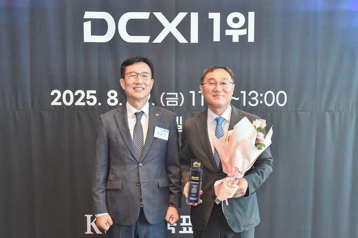 [서울=뉴시스] 2025년 디지털고객경험지수(DCXI) 평가에서 준시장형 공기업 부문 1위에 오른 한국 마사회. 왼쪽부터 한국표준협회 문동민 회장, 한국마사회 정인균 사업기획처장. (사진=한국마사회 제공) *재판매 및 DB 금지