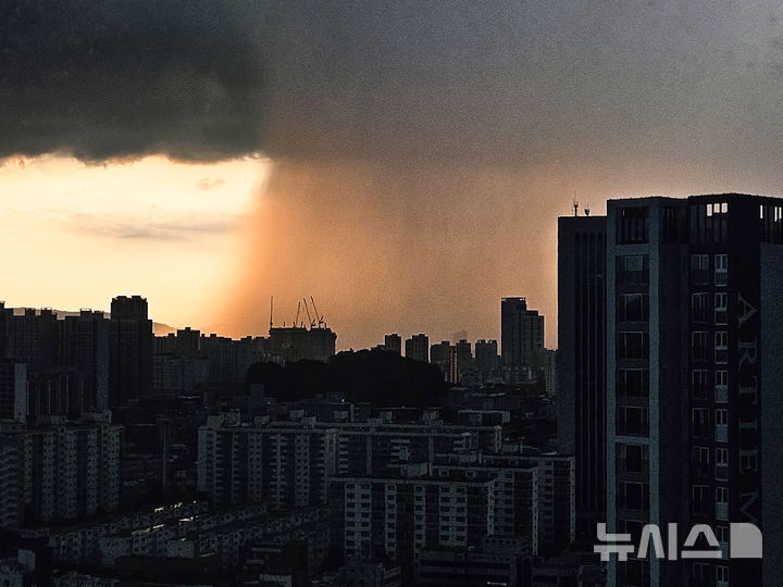 [광주=뉴시스] 이영주 기자 = 30일 오후 광주 도심 상공에 소나기 구름이 만들어져 비가 내리고 있다. (사진 = 독자 제공) 2025.08.30. photo@newsis.com