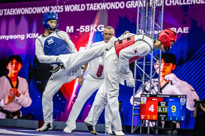 [서울=뉴시스] 무주 태권도원 2025 세계태권도 그랑프리 챌린지 남자 58㎏급에서 우승한 배준서(청). (사진=태권도진흥재단 제공) *재판매 및 DB 금지
