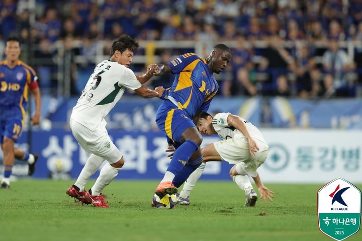 [서울=뉴시스]전북 수비진에 묶인 K리그1 울산 말컹. (사진=한국프로축구연맹 제공)