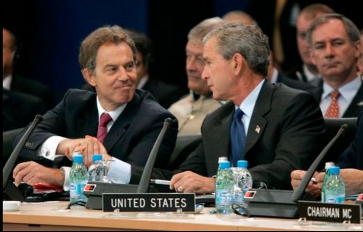 [서울=뉴시스] 토니 블레어 전 영국 총리가 2004년 6월 28일 투르키예 이스탄불에서 열린 북대서양조약기구(NATO) 정상회담에서 조지 부시 전 미국 대통령과 악수하고 있다.(출처: 백악관 홈페이지). 2025.08.30. *재판매 및 DB 금지