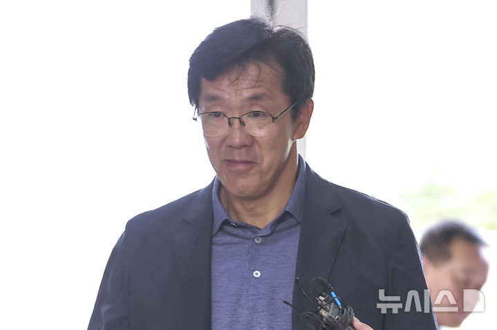 [서울=뉴시스] 정병혁 기자 = 황유성 전 국군방첩사령관이 30일 서울 서초구 순직해병 특검 사무실로 참고인 조사를 받기 위해 출석하고 있다. 2025.08.30. jhope@newsis.com