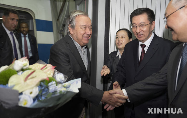 [베이징=신화/뉴시스] 안토니오 구테흐스 유엔 사무총장(왼쪽)이 30일 베이징에 도착해 공항에서 한정 국가부주석의 영접을 받고 있다. 2025.08.30