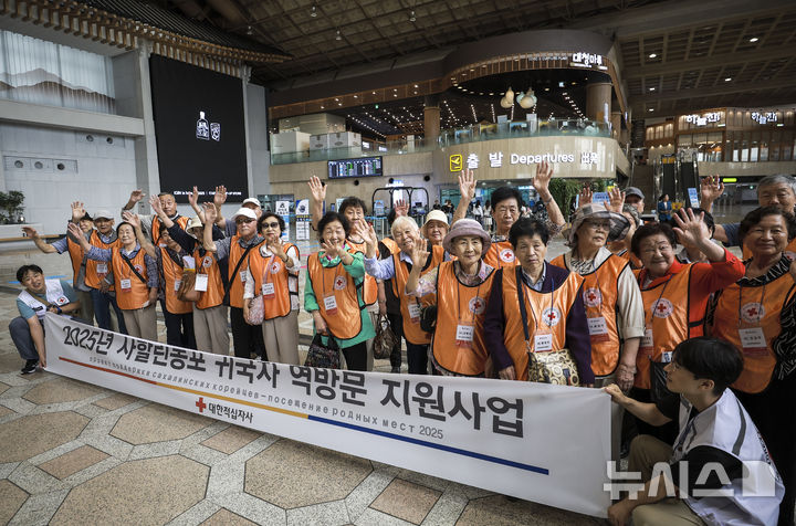 [서울=뉴시스] 정병혁 기자 = 영주 귀국한 사할린 동포들이 러시아 현지 가족을 만나기 위해 30일 서을 강서구 김포국제공항을 통해 출국에 앞서 기념촬영을 하고 있다. 2025.08.30. jhope@newsis.com