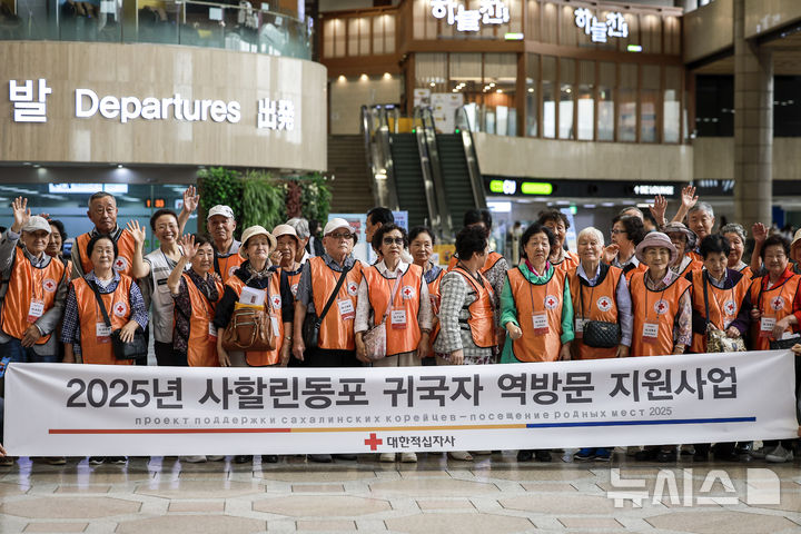 [서울=뉴시스] 정병혁 기자 = 영주 귀국한 사할린 동포들이 러시아 현지 가족을 만나기 위해 30일 서을 강서구 김포국제공항을 통해 출국에 앞서 기념촬영을 하고 있다. 2025.08.30. jhope@newsis.com