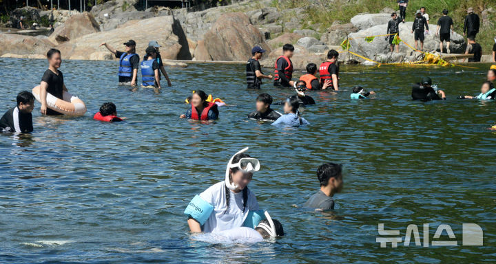 [남원=뉴시스] 김얼 기자 = 여름 휴가철이 다가오면서 직장인들의 연차 사용이 눈길을 끈다. 하지만 한정된 연차와 직장 내 분위기 등으로 인해 마음 놓고 사용하지 못한다는 사연도 전해진다. 2025.08.30. pmkeul@newsis.com