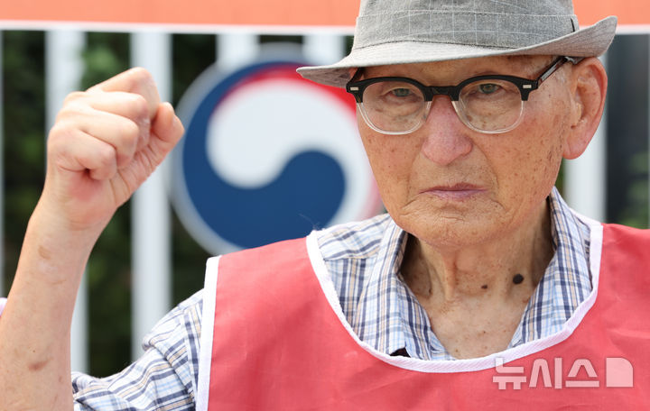 [서울=뉴시스] 황준선 기자 = 비전향장기수 안학섭 씨가 30일 오후 서울 종로구 정부서울청사 앞에서 열린 송환 촉구 기자회견에 참석해 있다. 2025.08.30. hwang@newsis.com