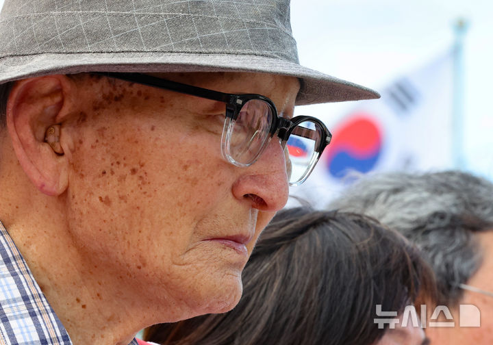 [서울=뉴시스] 황준선 기자 = 비전향장기수 안학섭 씨가 30일 오후 서울 종로구 정부서울청사 앞에서 열린 송환 촉구 기자회견에 참석해 있다. 2025.08.30. hwang@newsis.com