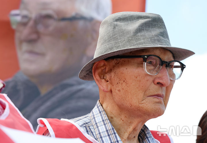 [서울=뉴시스] 황준선 기자 = 비전향장기수 안학섭 씨가 30일 오후 서울 종로구 정부서울청사 앞에서 열린 송환 촉구 기자회견에 참석해 있다. 2025.08.30. hwang@newsis.com