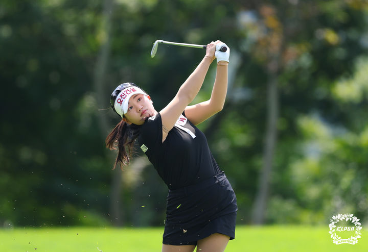 [서울=뉴시스] 정병혁 기자 = 30일 경기 용인에 위치한 써닝포인트CC에서 열린 '제14회 KG 레이디스 오픈' 2R 7번홀에서 노승희가 아이언샷을 하고 있다. (사진=KLPGA 제공) 2025.08.30. photo@newsis.com *재판매 및 DB 금지