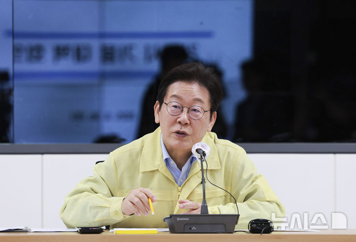 [강릉=뉴시스] 고범준 기자 = 이재명 대통령이 30일 강원 강릉시청 재난안전상황실에서 가뭄 대책 회의를 주재하고 있다. 2025.08.30. bjko@newsis.com