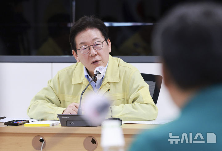 [강릉=뉴시스] 고범준 기자 = 이재명 대통령이 30일 강원 강릉시청 재난안전상황실에서 가뭄 대책 회의를 주재하고 있다. 2025.08.30. bjko@newsis.com