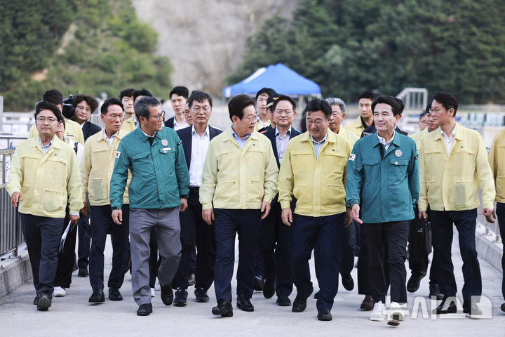 [강릉=뉴시스] 고범준 기자 = 이재명 대통령이 30일 강원 강릉시 성산면 오봉저수지를 방문해 가뭄 피해 상황 등을 점검한 뒤 이동하고 있다. 2025.08.30. bjko@newsis.com