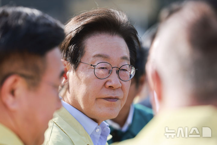 [강릉=뉴시스] 고범준 기자 = 이재명 대통령이 30일 강원 강릉시 성산면 오봉저수지를 방문해 가뭄 피해 상황 등을 점검한 뒤 이동하고 있다. 2025.08.30. bjko@newsis.com