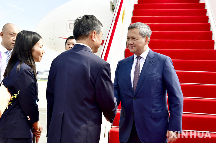 [톈진=신화/뉴시스] 훈 마넷 캄보디아 총리가 30일 톈진에 도착해 중국측의 영접을 받고 있다. 2025.08.30. 