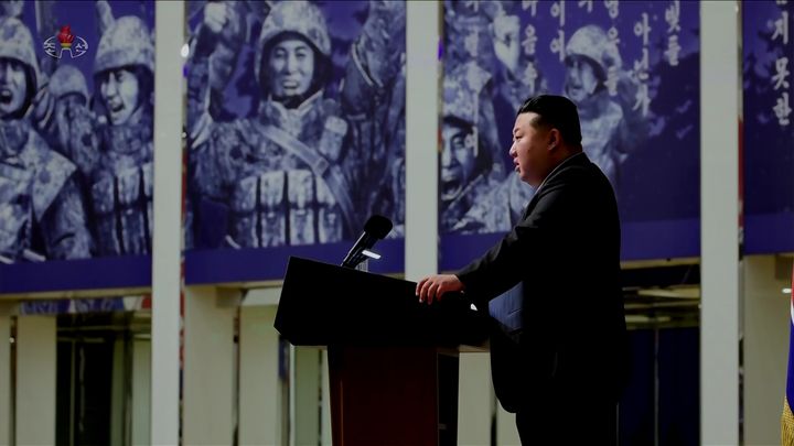 [서울=뉴시스] 김정은 북한 국무위원장이 지난 29일 평양 목란관에서 해외군사작전에서 특출한 공훈을 세운 참전열사들의 유가족들을 만나 위로했다고 조선중앙TV가 보도했다. (사진=조선중앙TV 캡쳐) 2025.08.30. photo@newsis.com *재판매 및 DB 금지