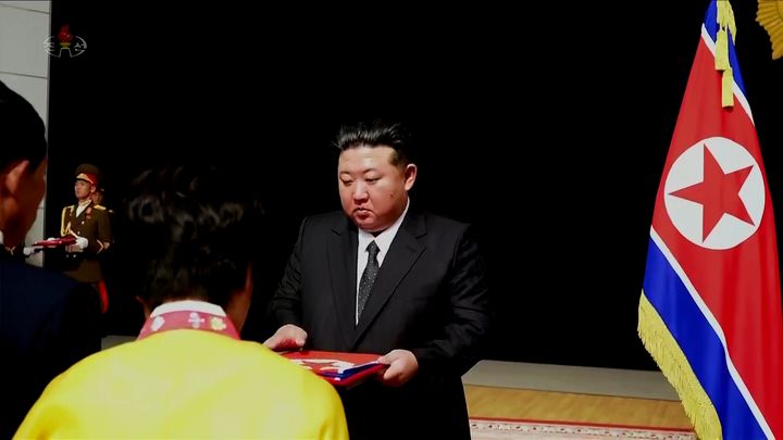 [서울=뉴시스] 김정은 북한 국무위원장이 지난 29일 평양 목란관에서 해외군사작전에서 특출한 공훈을 세운 참전열사들의 유가족들을 만나 위로했다고 조선중앙TV가 보도했다. (사진=조선중앙TV 캡쳐) 2025.08.30. photo@newsis.com *재판매 및 DB 금지