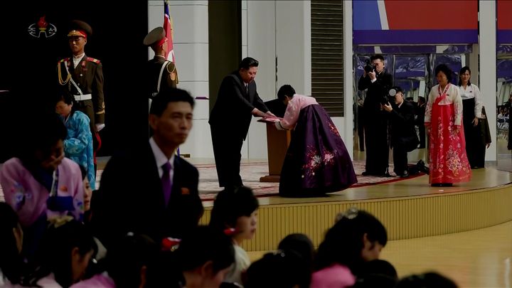 [서울=뉴시스] 김정은 북한 국무위원장이 지난 29일 평양 목란관에서 해외군사작전에서 특출한 공훈을 세운 참전열사들의 유가족들을 만나 위로했다고 조선중앙TV가 보도했다. (사진=조선중앙TV 캡쳐) 2025.08.30. photo@newsis.com *재판매 및 DB 금지