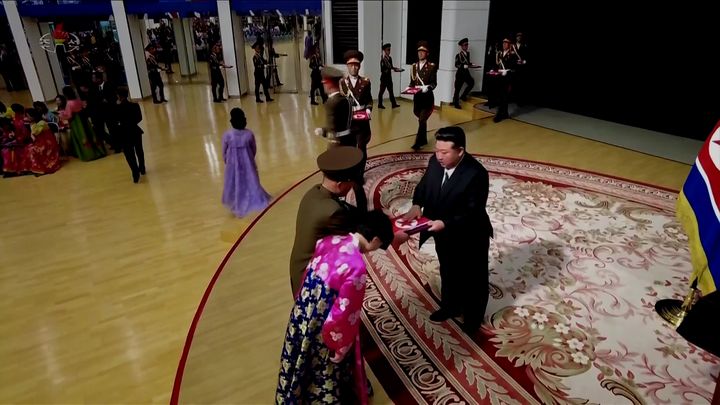 [서울=뉴시스] 김정은 북한 국무위원장이 지난 29일 평양 목란관에서 해외군사작전에서 특출한 공훈을 세운 참전열사들의 유가족들을 만나 위로했다고 조선중앙TV가 보도했다. (사진=조선중앙TV 캡쳐) 2025.08.30. photo@newsis.com *재판매 및 DB 금지