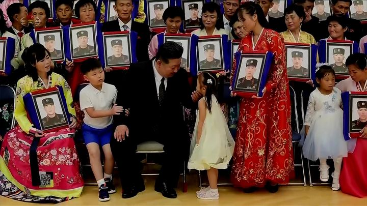 [서울=뉴시스] 김정은 북한 국무위원장이 지난 29일 평양 목란관에서 해외군사작전에서 특출한 공훈을 세운 참전열사들의 유가족들을 만나 위로했다고 조선중앙TV가 보도했다. (사진=조선중앙TV 캡쳐) 2025.08.30. photo@newsis.com *재판매 및 DB 금지