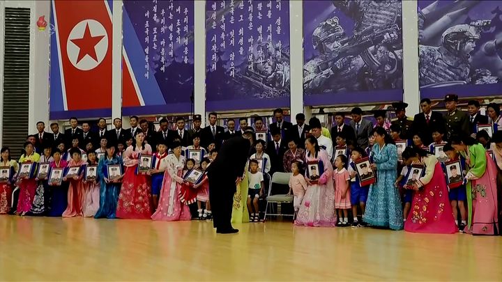 [서울=뉴시스] 김정은 북한 국무위원장이 지난 29일 평양 목란관에서 해외군사작전에서 특출한 공훈을 세운 참전열사들의 유가족들을 만나 위로했다고 조선중앙TV가 보도했다. (사진=조선중앙TV 캡쳐) 2025.08.30. photo@newsis.com *재판매 및 DB 금지