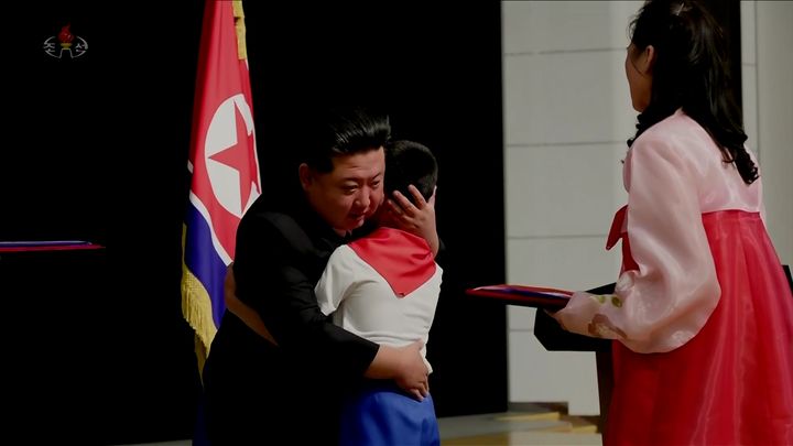 [서울=뉴시스] 김정은 북한 국무위원장이 지난 8월 29일 평양 목란관에서 해외군사작전에서 특출한 공훈을 세운 참전열사들의 유가족들을 만나 위로했다고 조선중앙TV가 보도했다. (사진=조선중앙TV 캡쳐) 2025.10.24. photo@newsis.com *재판매 및 DB 금지