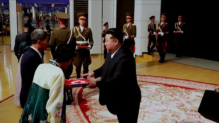 [서울=뉴시스] 김정은 북한 국무위원장이 지난 29일 평양 목란관에서 해외군사작전에서 특출한 공훈을 세운 참전열사들의 유가족들을 만나 위로했다고 조선중앙TV가 보도했다. (사진=조선중앙TV 캡쳐) 2025.08.30. photo@newsis.com *재판매 및 DB 금지