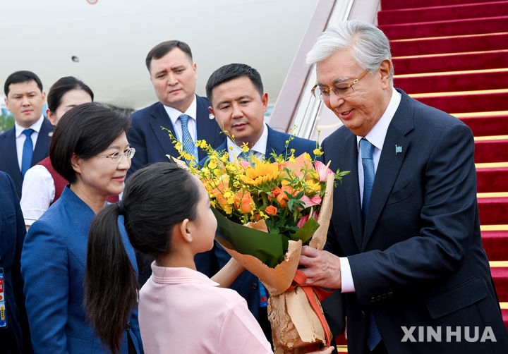 [톈진=신화/뉴시스] 카자흐스탄 카심조마르트 토카예프 대통령이 30일 톈진에 도착해 화동으로부터 꽃다발을 받고 있다. 2025.08.30. 