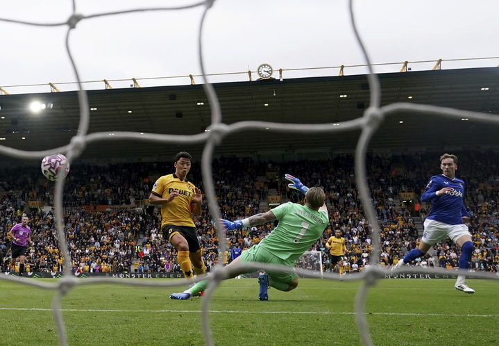 [울버햄튼=AP/뉴시스] 잉글랜드 프로축구 프리미어리그(EPL) 울버햄튼 황희찬의 득점 장면. 2025.08.30.