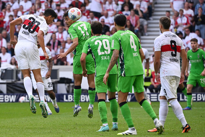[슈투트가르트=AP/뉴시스] 독일 프로축구 분데스리가 묀헨글라트바흐의 옌스 카스트로프(왼쪽 2번째). 2025.08.30.