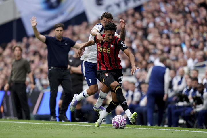 [런던=AP/뉴시스] 잉글랜드 프로축구 프리미어리그(EPL) 토트넘홋스퍼의 브레넌 존슨과 본머스의 제임스 힐. 2025.08.30.