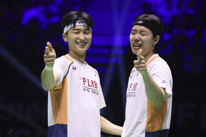 [파리=AP/뉴시스] 김원호(왼쪽)와 서승재가 30일(현지 시간) 프랑스 파리 아디다스 아레나에서 열린 2025 세계배드민턴연맹(BWF) 세계선수권대회 남자 복식 4강전에서 킴 아스트루프-안데르스 스카루프 라스무센 조(덴마크)를 물리친 후 세리머니하고 있다. 김원호-서승재가 27분 만에 2-0(21-12 21-3)으로 완승하고 결승에 올라 대회 첫 우승을 노린다. 2025.08.31.