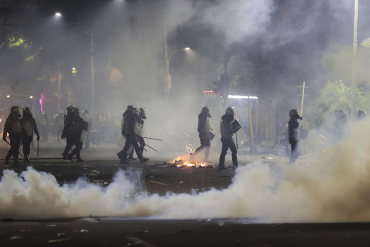 [수라바야(인도네시아)=AP/뉴시스]지난달 30일 인도네시아 동부 자바 수라바야에서 경찰이 최루탄으로 시위대 해산을 시도하고 있다. 프라보워 수비안토 인도네시아 대통령은 국회의원들의 특권에 대한 불만이 2주 넘게 전국적 시위로 확산되자 8일 주요 경제 및 안보 장관들을 교체하는 대규모 개각을 단행했다. 2025.09.08.