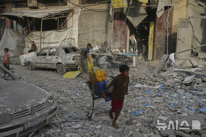 [AP/뉴시스] 31일 가지 시티의 리말에서 한 팔레스타인 소년이 짐을 싣고 떠나고 있다