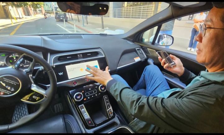 [샌프란시스코=뉴시스]이준구 기자=자율주행차 시승 체험을 하고 있는 정명근 시장.2025.08.28.caleb@newsis.com *재판매 및 DB 금지