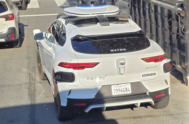 [샌프란시스코=뉴시스]이준구 기자=샌프란시스코 시내를 주행 중인 웨이모(Waymo)의 자율주행 택시 *재판매 및 DB 금지 *재판매 및 DB 금지