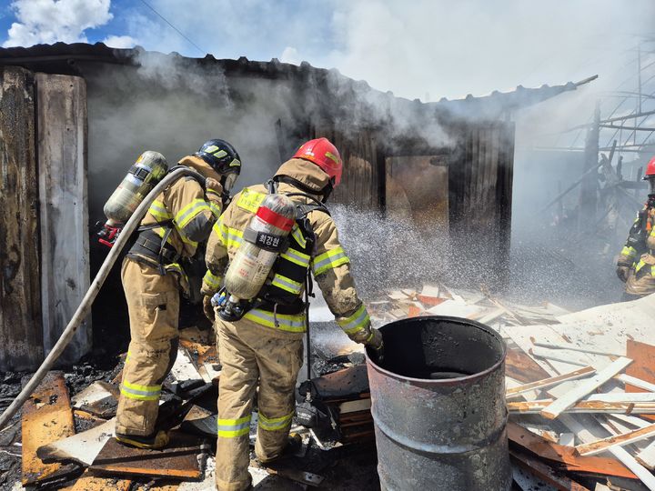 [금산=뉴시스] 지난 30일 금산 단독주택에서 불이 나 소방대원들이 진화에 나서고 있다. (사진=금산소방서 제공) 2025.08.31. photo@newsis.com *재판매 및 DB 금지