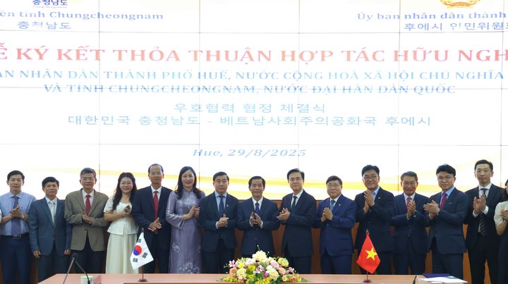 [홍성=뉴시스] 지난 29일 베트남 후에시에서 열린 충남도와 후에시 우호교류협정에 참석한 도와 후에시 인사들이 기념 사진을 찍고 있다. (사진=충남도 제공) 2025.08.31. photo@newsis.com&nbsp; *재판매 및 DB 금지