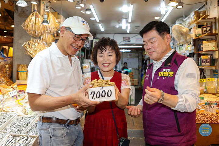 [서울=뉴시스] 청량리 전통시장 방문한 타니 쌩랏 주한태국대사(왼쪽 첫번째)가 이필형 동대문구청장과 호두를 보며 설명을 듣고 있다. 2025.08.31. (사진=동대문구 제공) *재판매 및 DB 금지