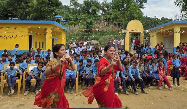 [수원=뉴시스] 네팔 스리 암바리 기초학교에서 열린 위생시설 준공식에서 현지 주민과 학생들이 전통 의상을 입고 축하 공연을 펼치고 있다. 새롭게 지어진 화장실 시설 앞에서 아이들이 환하게 웃으며 건강한 배움에 대한 기대감을 표현하고 있다.. (사진=수원시 제공) 2025.08.31. photo@newsis.com *재판매 및 DB 금지